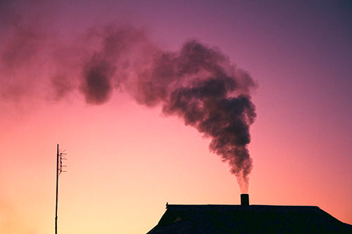 Ruszt awaryjny – furtka do spalania śmieci w programie „Czyste Powietrze”. Polska ryzykuje utratę miliardów złotych