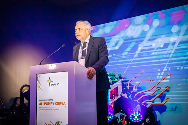 Fot. 2. Kolejny honorowy gość Kongresu PORT PC: Grzegorz Onichimowski, prezes zarządu PSE. Swoje wystąpienie poświęcił elastyczności w sieciach elektroenergetycznych i potrzebie wdrażania taryf dynamicznych. Jako rozwiązanie problemu wysokich cen energii wskazał odpowiedni system zachęt dla konsumentów i zwiększenie konkurencji na rynku, a nie dalsze mrożenie cen energii