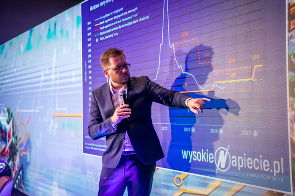 Fot. 3. Bartłomiej Derski, prawnik, ekonomista i dziennikarz zaprezentował na przykładzie własnego mieszkania-laboratorium, jak korzystne dla portfela użytkowników pomp ciepła może być wykorzystanie taryf dynamicznych