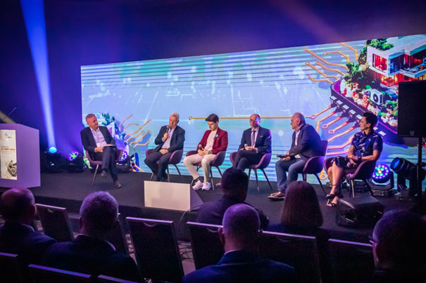 Fot. 6. Podczas debaty „Pompy ciepła w świecie sztucznej inteligencji”, zamykającej XIII Kongres PORT PC, dyskutowano o perspektywach wdrażania AI i korzyściach − dla konsumentów, branży pomp ciepła i energetyki. Od prawej: Małgorzata Smuczyńska, wiceprezes PORT PC; Paweł Lachman, prezes zarządu PORT PC; Marek Miara, Instytut Fraunhofera, Petros Psyllos, Cybernetics Company; Tomasz Rodziewicz, Tauron Dystrybucja S.A.; Grzegorz Burek – prowadzący, Globenergia